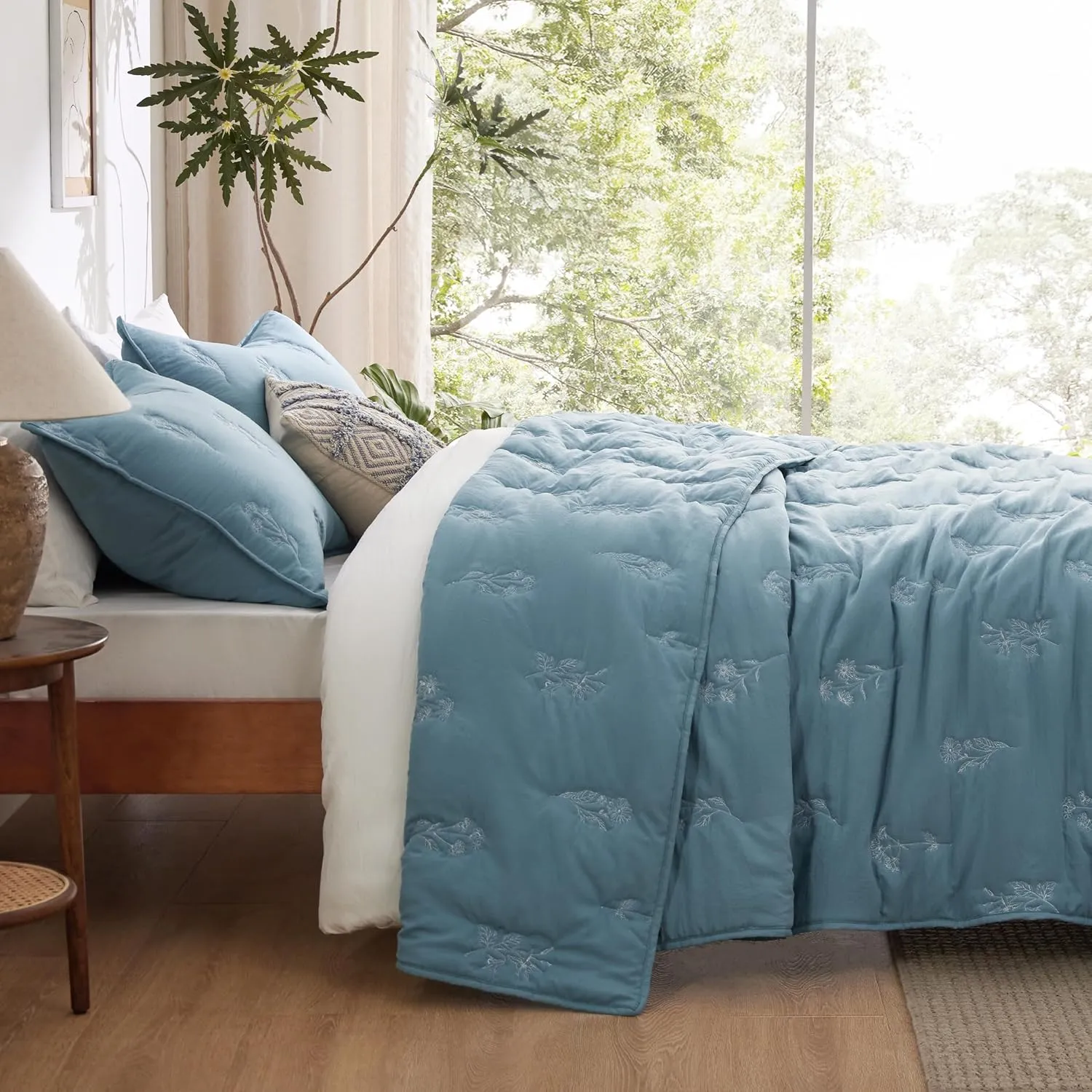 Bedsure Botanical Floral Quilt King Size for Modern Farmhouse Decor, Luxurious Summer Bedding Set, Super Soft Bedspread King Size, Lightweight Comforter with 2 Pillow Shams, Blue, 106x96 Inch