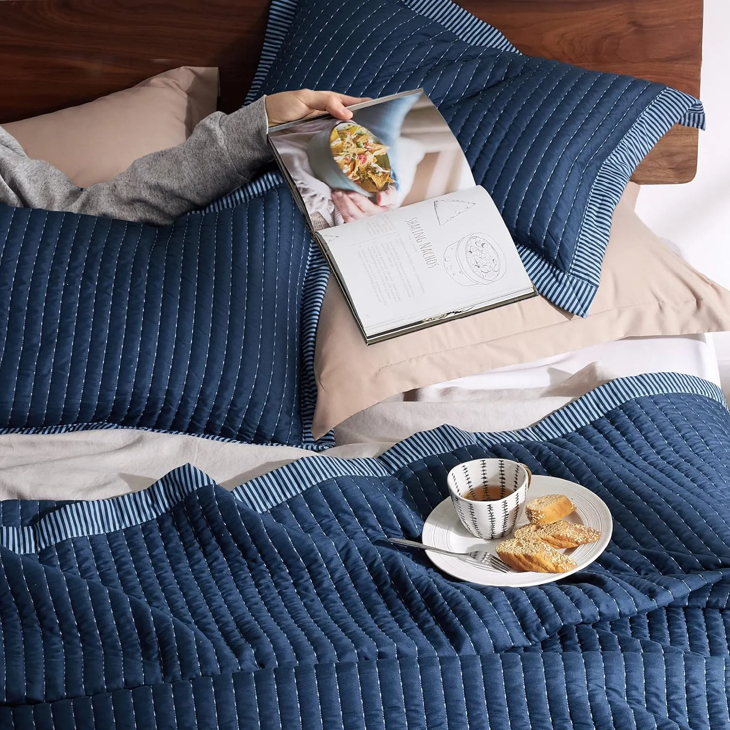 Bedsure Navy Quilts Queen Size - Queen Quilt Bedding Set Bedspread Coverlet, Lightweight Corduroy Pattern Bedspread, 3-Piece Set with 90"x96" Coverlet & 2 Pillow Shams, All-Season Soft Microfiber