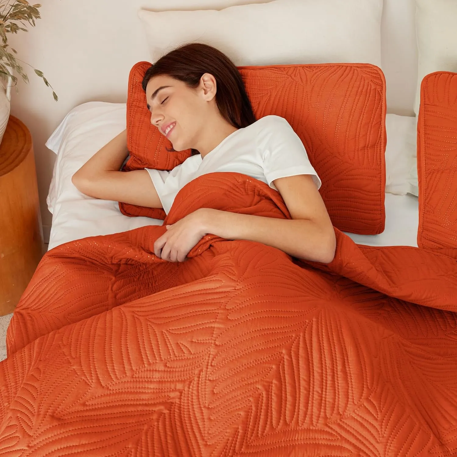 Exclusivo Mezcla Queen Quilt Bedding Set, Lightweight Burnt Orange Quilts Queen Full Size for All Seasons, Soft Microfiber Bedspreads Coverlets Bed Cover with Leaf Pattern, 3 Piece