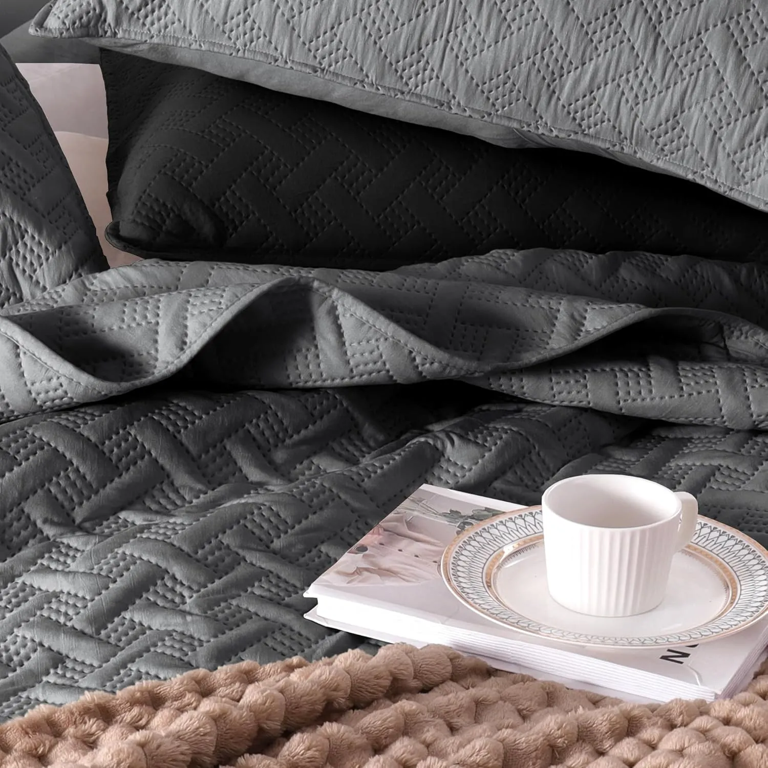 Exclusivo Mezcla Soft Quilt Set Queen Full Size, 3 Pieces Lightweight Quilts Grey Bedspreads Coverlets Bedding Set for All Seasons, Weave Pattern