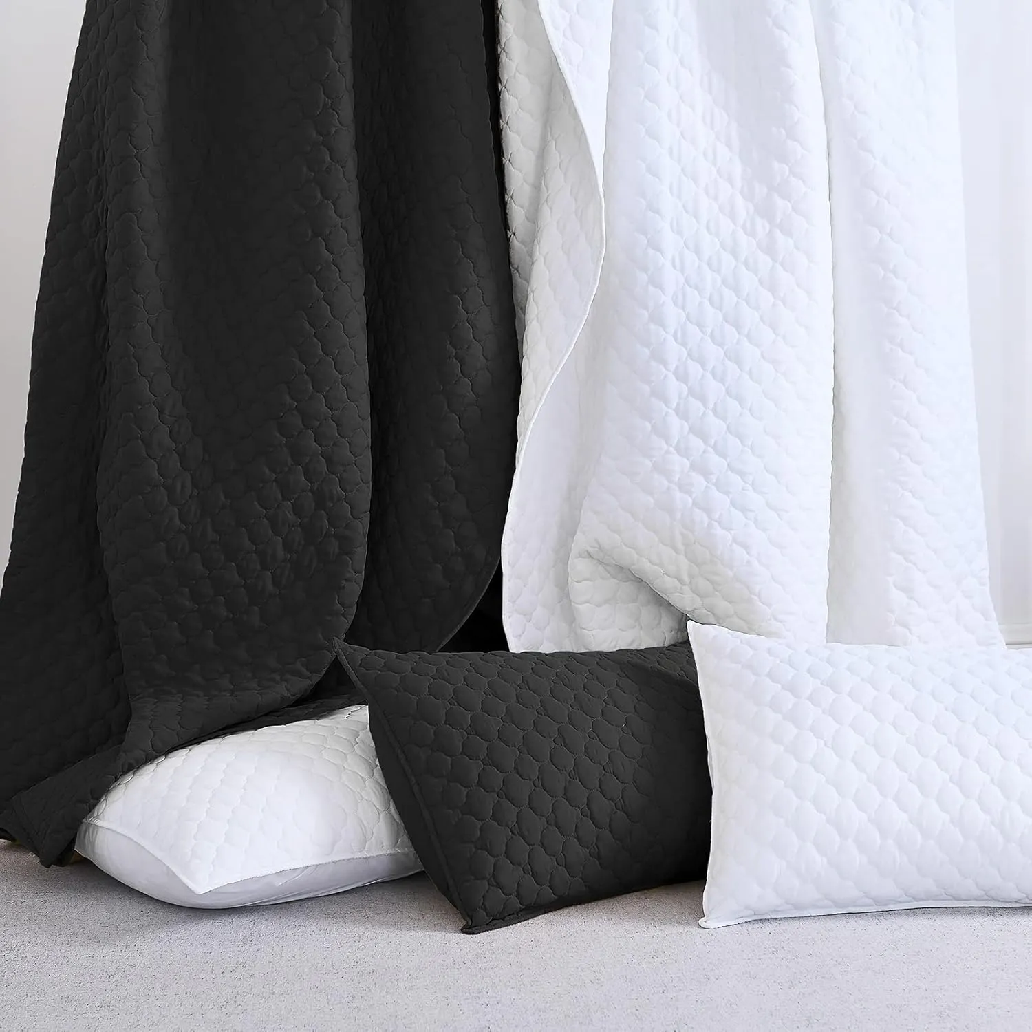 HORIMOTE HOME Quilt Set Queen Size, Black Bedspread with Clouds Pattern, Soft Coverlet Set Lightweight Microfiber Quilted Bedspread for All Season, Includes 1 Quilt and 2 Pillow Shams