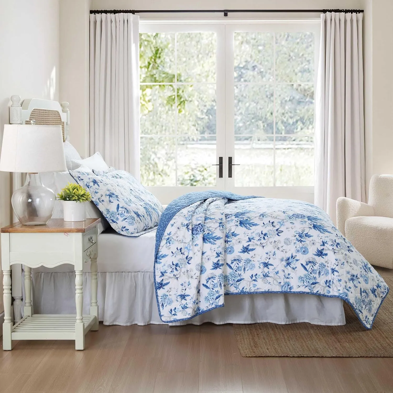 Laura Ashley - King Quilt Set, Reversible Cotton Bedding with Matching Shams, Lightweight Home Decor for All Seasons (Breezy Floral Blue, King)