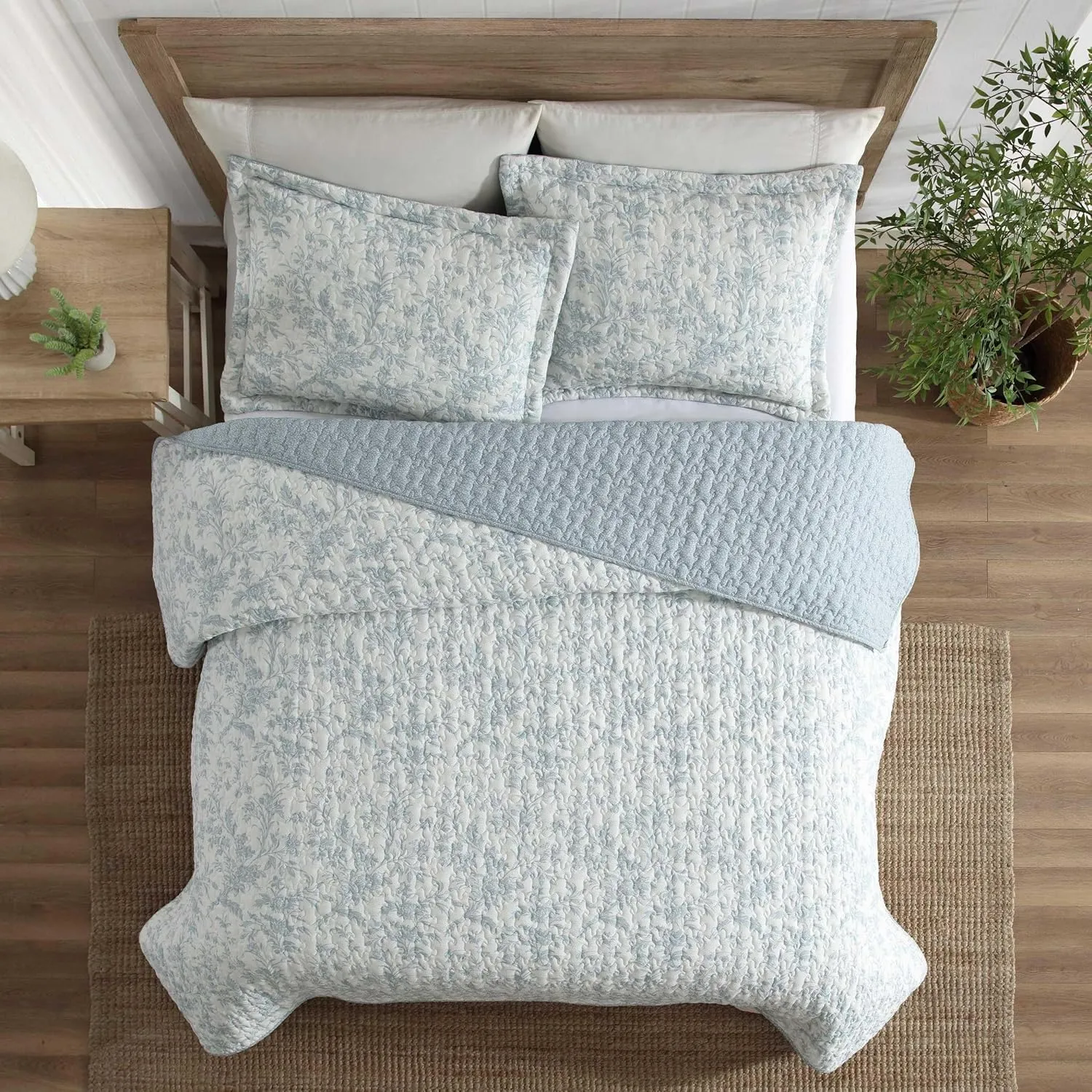 Laura Ashley - Twin Quilt Set, Textured Seersucker Bedding with Matching Sham, Reversible Bedding Essentials (Amberly Pastel Blue, Twin)