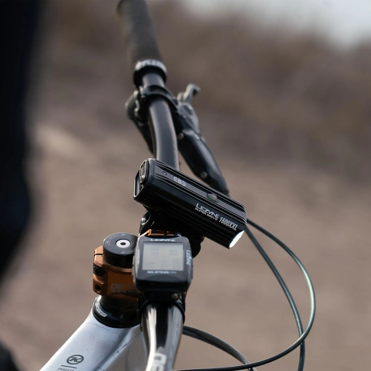LEZYNE Super Drive Bicycle USB Rechargeable IPX7 White LED Front Light with Multiple Solid & Flash Modes | Integrated Silicone Rubber Strap Mount | Smart Connect | 1600/1800 Lumens Options