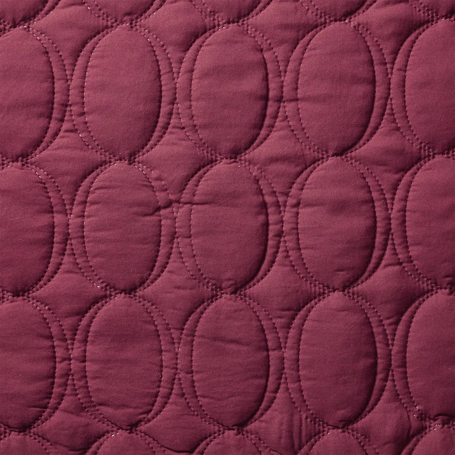 VCNY Home - Quilt Set, Soft 3-Piece Pinsonic Circle Bedding Set with Matching Shams, Ideal for All Seasons (Circles Red, Full/Queen)