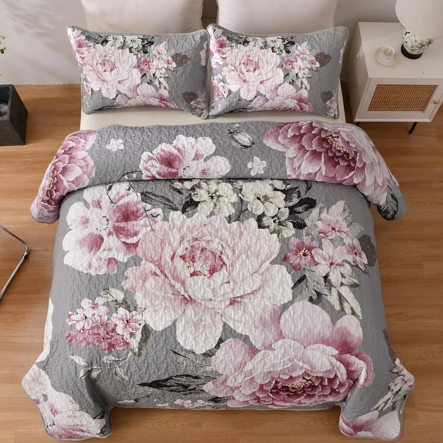 WONGS BEDDING Floral Quilt Set King, 3 Pieces Reversible Elegant Pink Flower Bedspread Coverlet for All Season, Soft Microfiber Lightweight Grey Quilt Bedding Set with 2 Pillow Shams 104"X90"