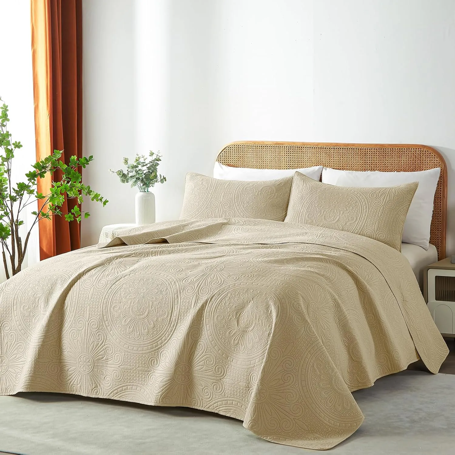 WURUIBO King/Cal King Quilt Set Beige,Ultrasonic Embossed Bedspread, Lightweight Microfiber Coverlet, Modern Thin Bedding Set for All Season, 3 Piece(1 Quilt,2 Pillow Shams)
