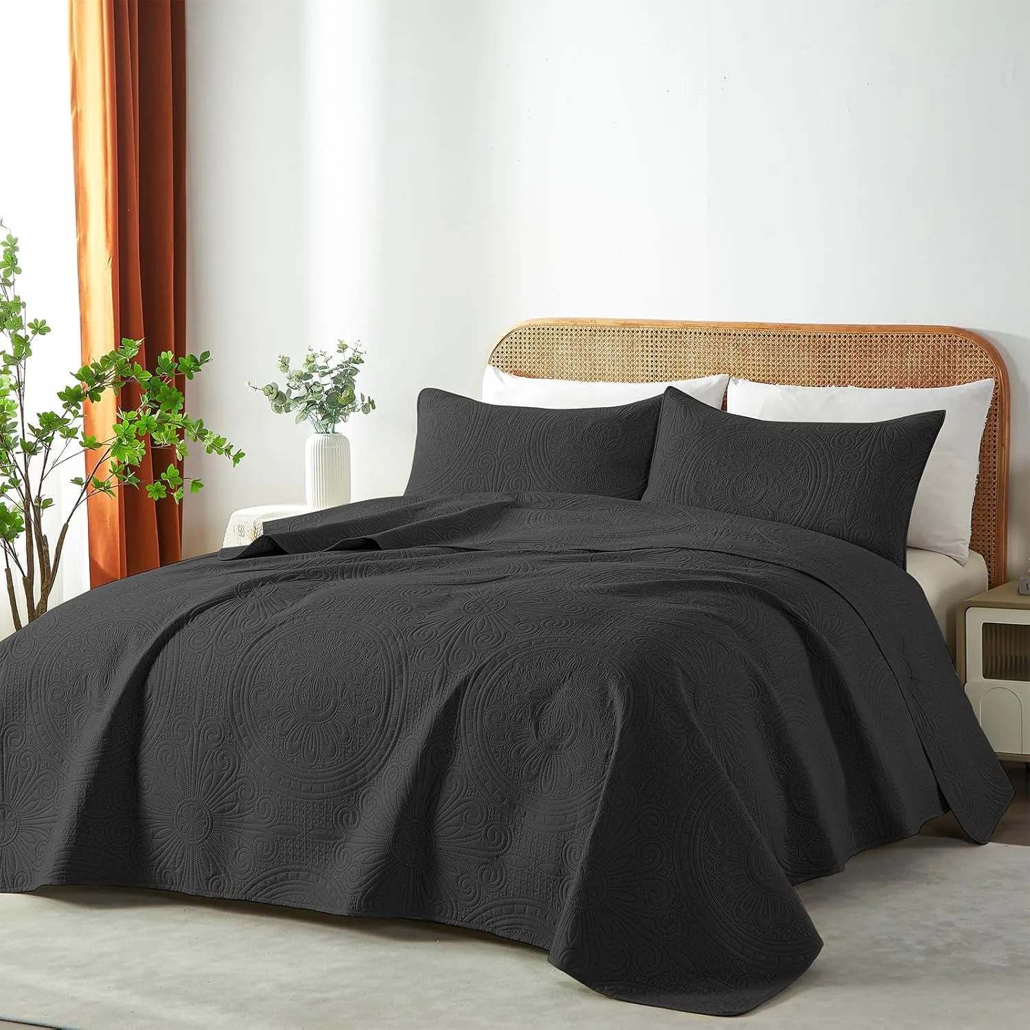 WURUIBO King/Cal King Quilt Set Black,Ultrasonic Embossed Bedspread, Lightweight Microfiber Coverlet, Modern Thin Bedding Set for All Season, 3 Piece(1 Quilt,2 Pillow Shams)