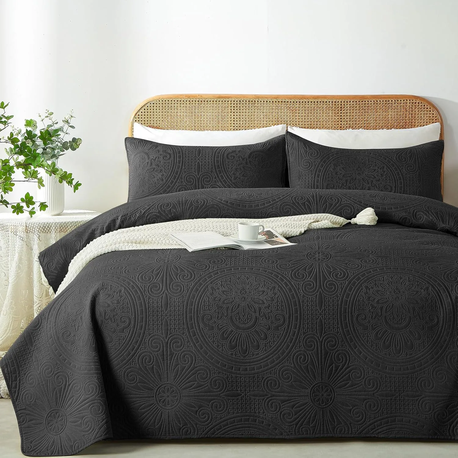 WURUIBO King/Cal King Quilt Set Black,Ultrasonic Embossed Bedspread, Lightweight Microfiber Coverlet, Modern Thin Bedding Set for All Season, 3 Piece(1 Quilt,2 Pillow Shams)